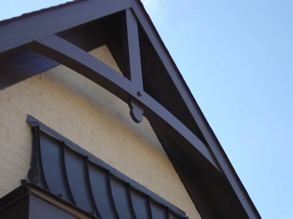 Arched cedar bracket