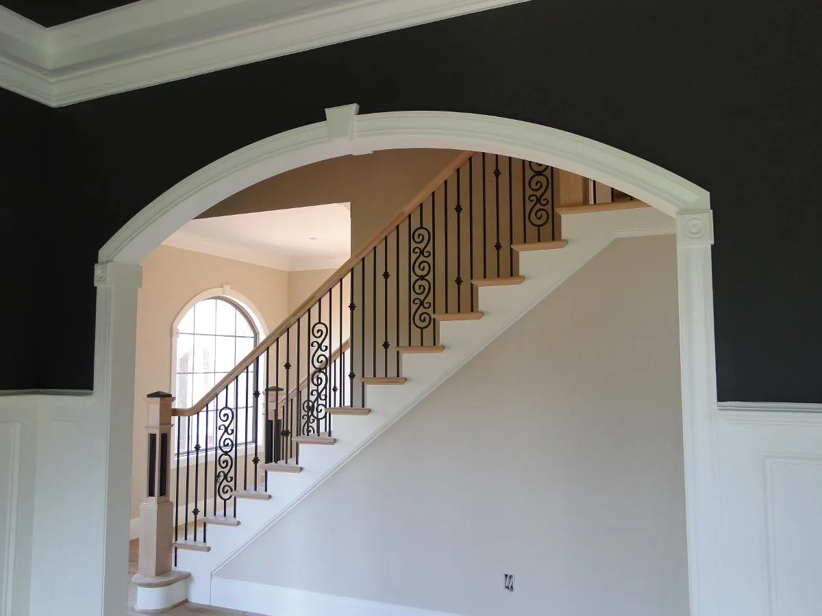 Curved radius trim following a wall